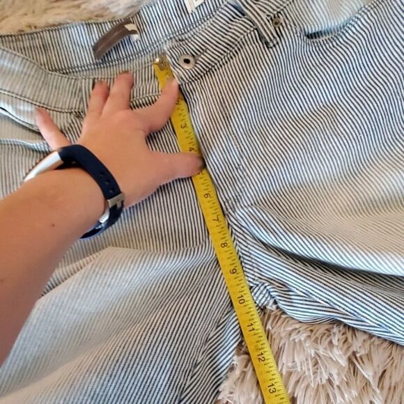 Blue and white striped Levi's capris - Picture 7 of 11